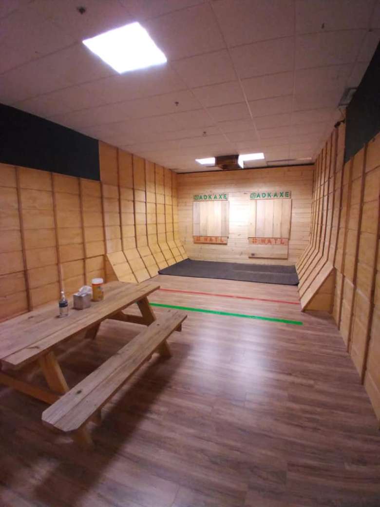 private axe throwing room
