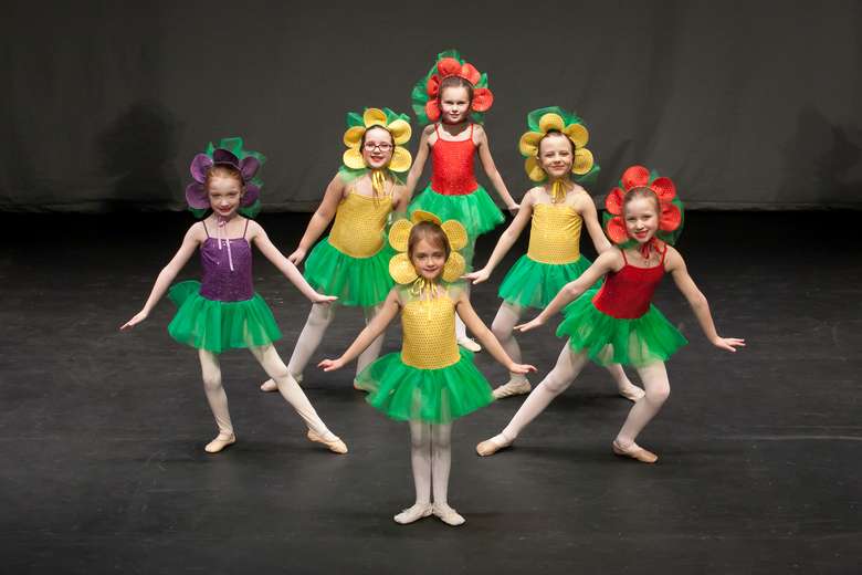 6 young girls dressed as flowers