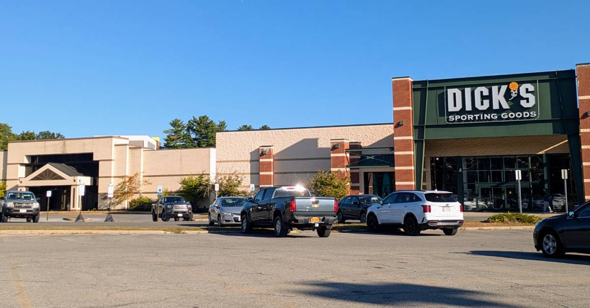 exterior of dick's sporting goods at aviation mall