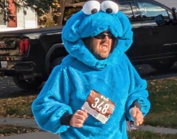 man running 5k in cookie monster costume