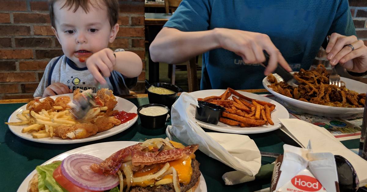 toddler and dad eating at o'toole's