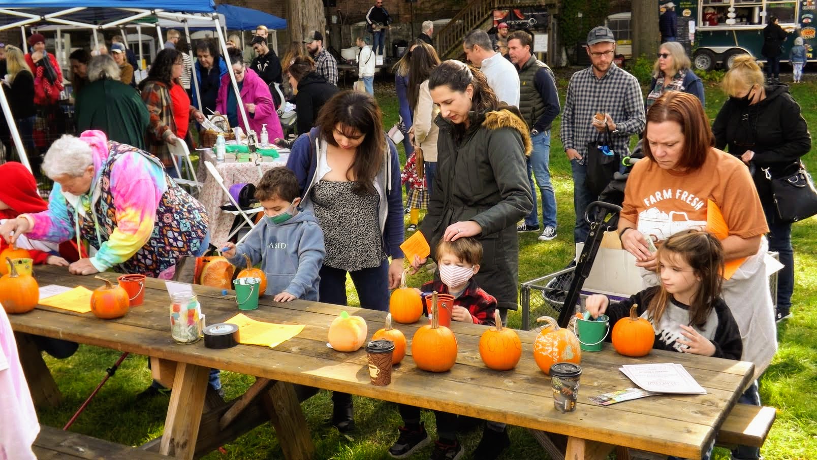 kids decorating pumpkins at apple vs pumpkin throwdown