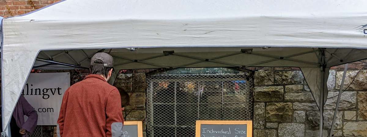 dad and kid at food vendor